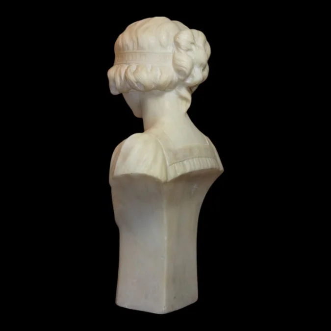 Buste de jeune femme époque Art Nouveau en marbre de Carrare 1900