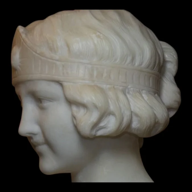 Buste de jeune femme époque Art Nouveau en marbre de Carrare 1900
