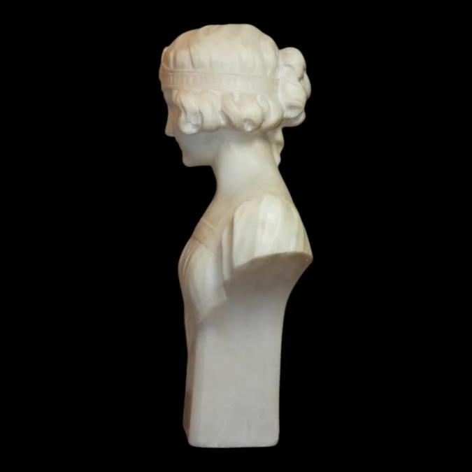 Buste de jeune femme époque Art Nouveau en marbre de Carrare 1900