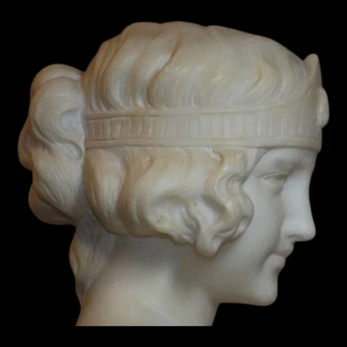 Buste de jeune femme époque Art Nouveau en marbre de Carrare 1900