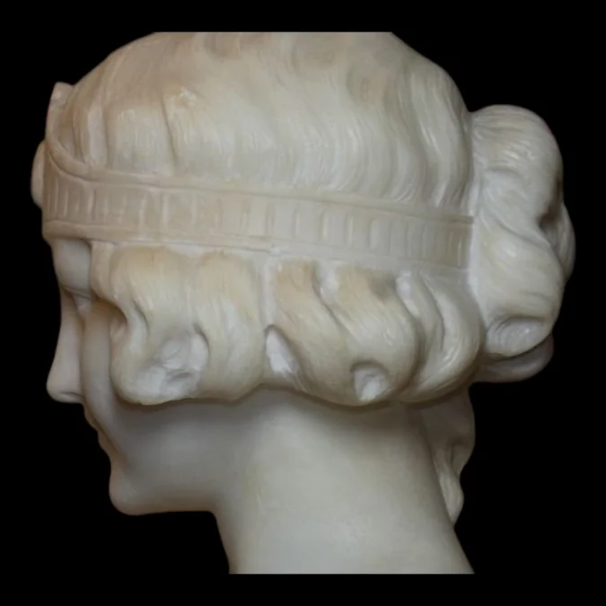Buste de jeune femme époque Art Nouveau en marbre de Carrare 1900