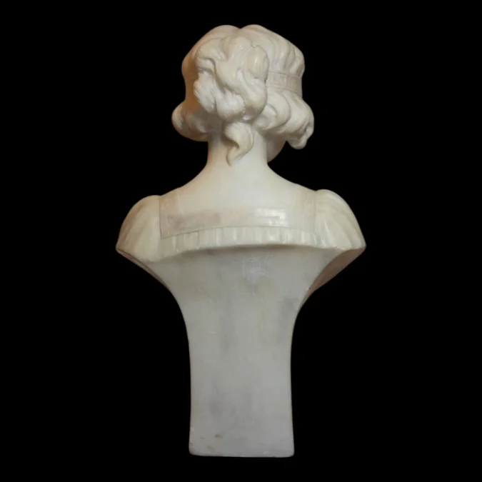 Buste de jeune femme époque Art Nouveau en marbre de Carrare 1900