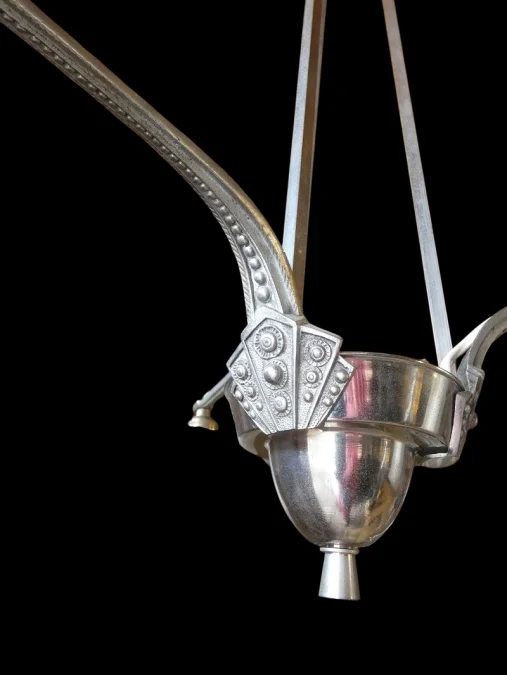 Lustre Art Déco en métal chromé - 3 tulipes en verre préssé moulé