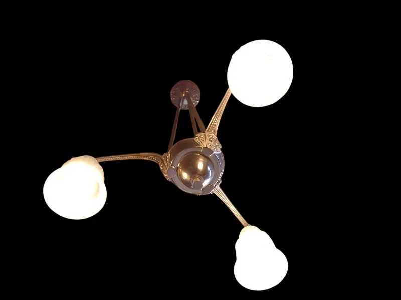 Lustre Art Déco en métal chromé - 3 tulipes en verre préssé moulé
