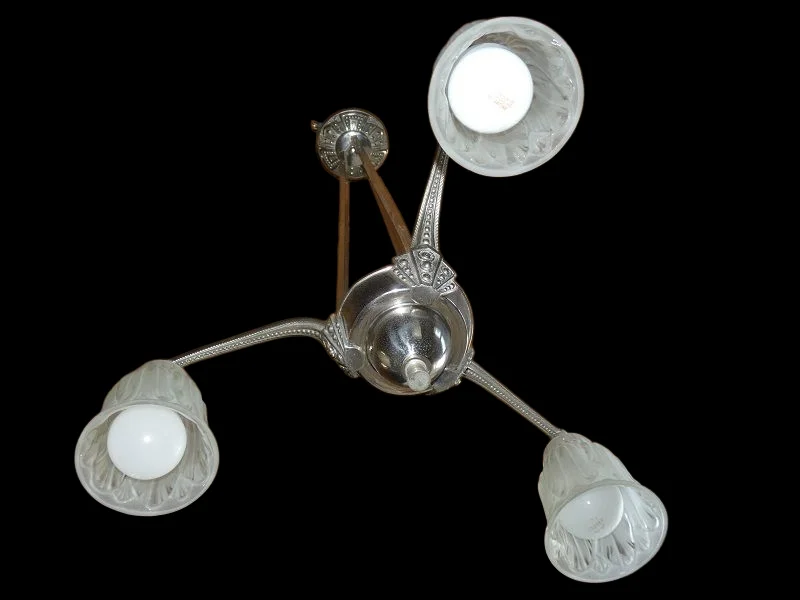 Lustre Art Déco en métal chromé - 3 tulipes en verre préssé moulé