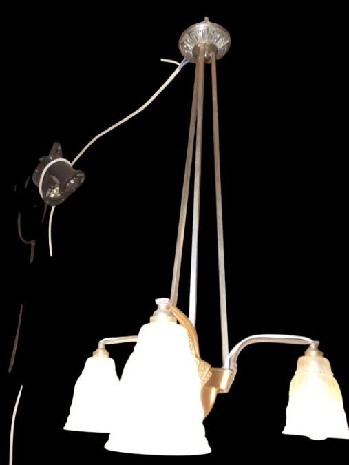 Lustre Art Déco en métal chromé - 3 tulipes en verre préssé moulé