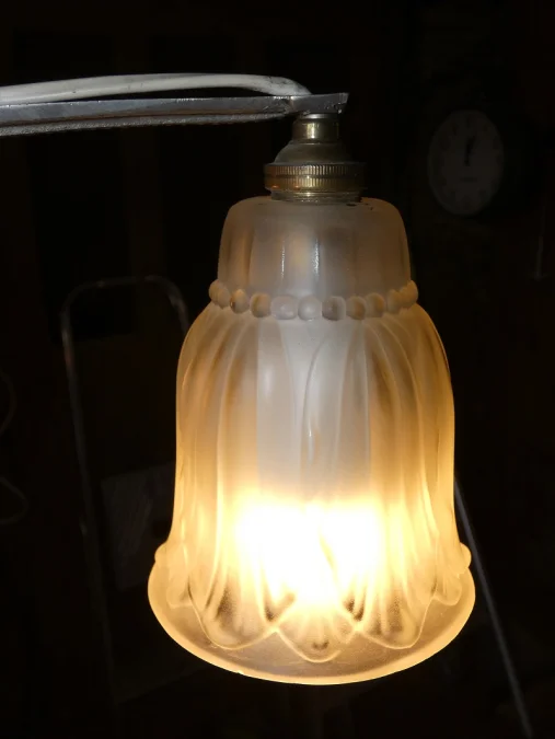 Lustre Art Déco en métal chromé - 3 tulipes en verre préssé moulé