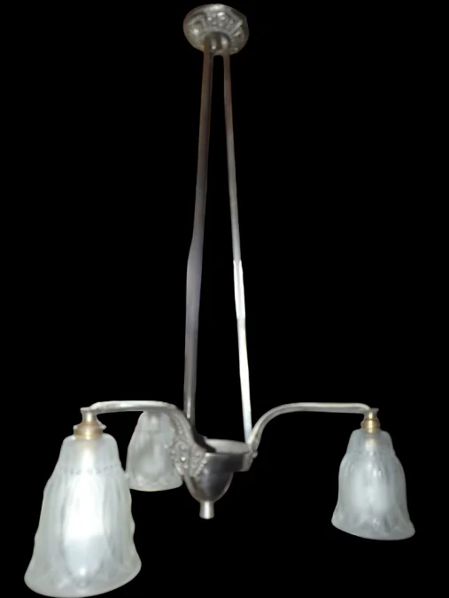 Lustre Art Déco en métal chromé - 3 tulipes en verre préssé moulé