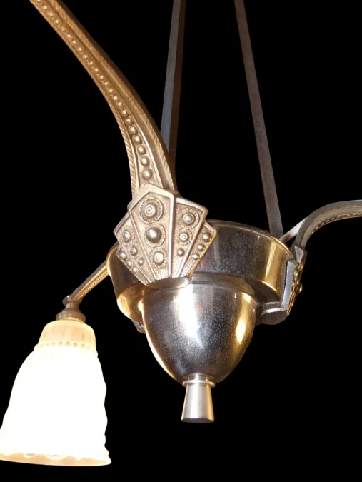 Lustre Art Déco en métal chromé - 3 tulipes en verre préssé moulé