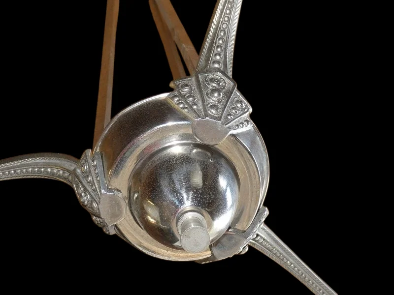 Lustre Art Déco en métal chromé - 3 tulipes en verre préssé moulé