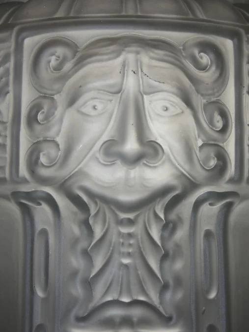 Grand globe de suspension en verre pressé moulé Art Déco