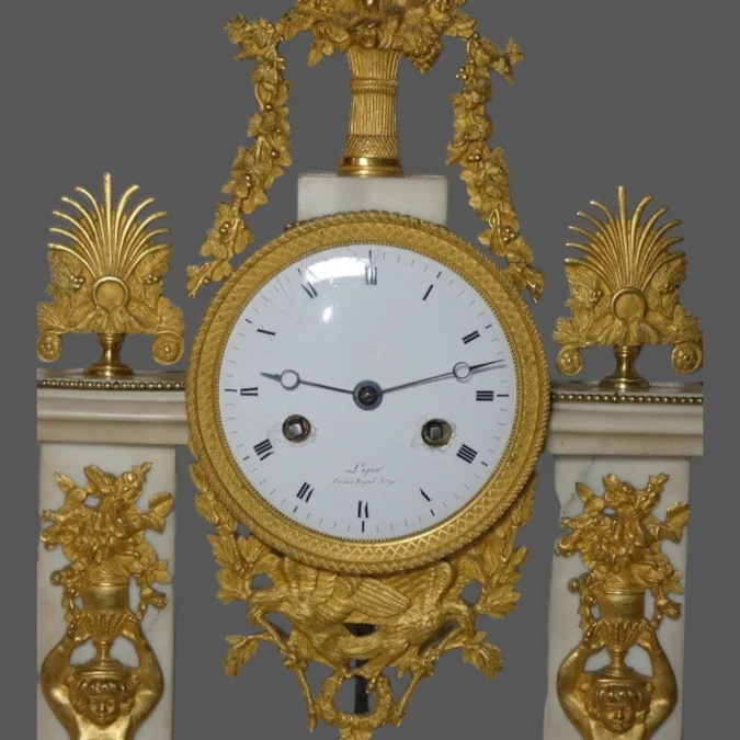 Pendule portique 1er EMPIRE - "LOPIN palais Royal n° 143" Carrare & bronze doré