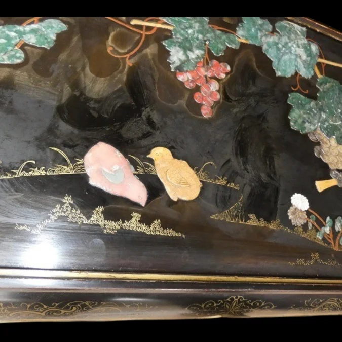 Table basse chinoise , laque or et pierre 1950