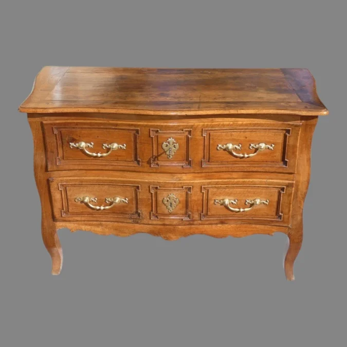 Commode sauteuse Castraise en noyer blond époque Louis XV 18ème