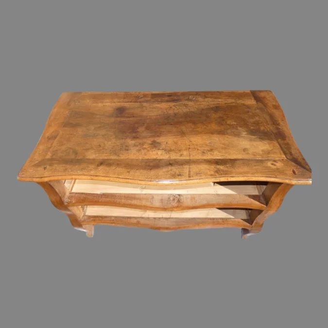 Commode sauteuse Castraise en noyer blond époque Louis XV 18ème