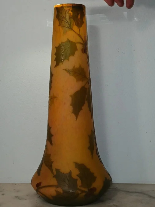 Grand vase en pâte de verre signé Legras à décor de houx- Art Nouveau 1900