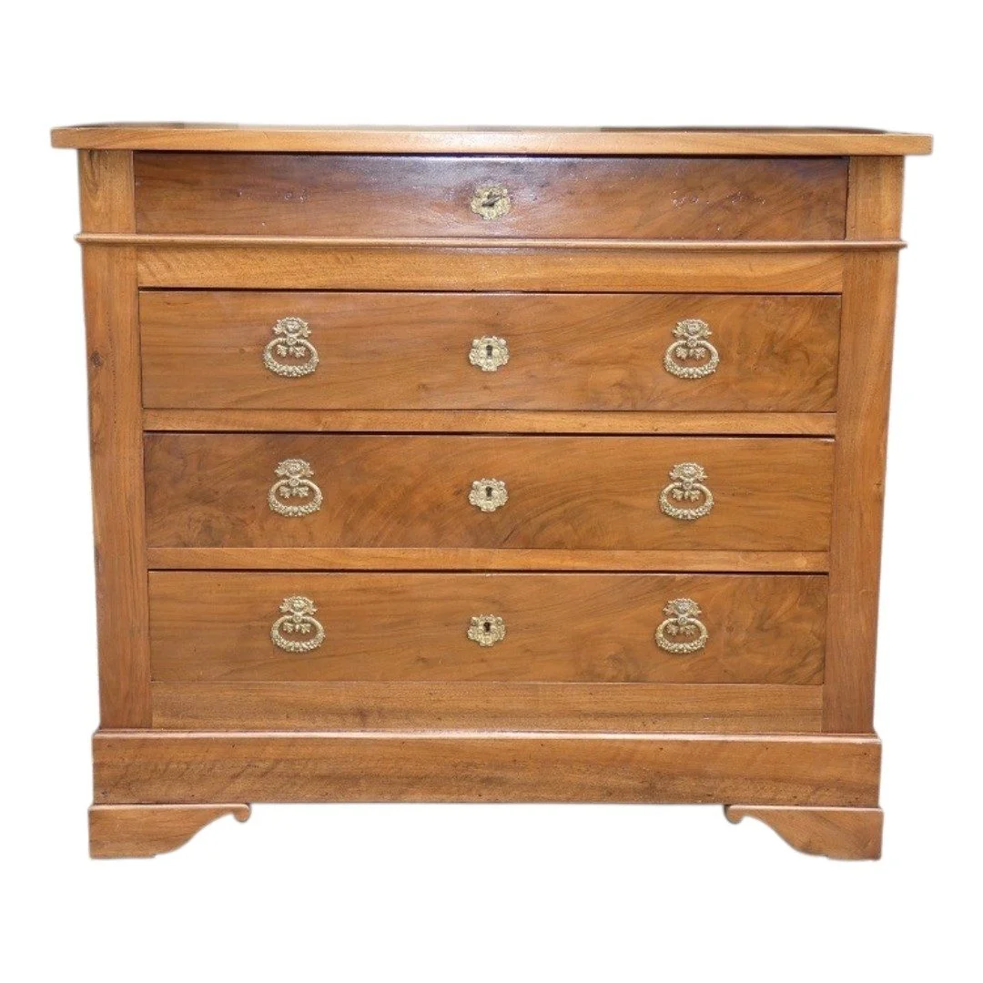 Kommode im Restauration-Stil aus hellem massivem Nussbaum, 19. Jahrhundert – Frankreich