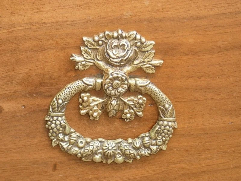 Kommode im Restauration-Stil aus hellem massivem Nussbaum, 19. Jahrhundert – Frankreich — Ausgezeichneter Zustand