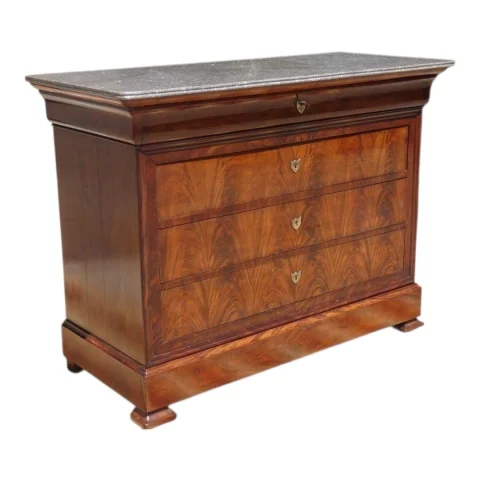 Louis-Philippe flame mahogany chest of drawers with ogee moulding, circa 1830 — Excellent condition