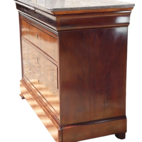 Louis-Philippe flame mahogany chest of drawers with ogee moulding, circa 1830 — Excellent condition