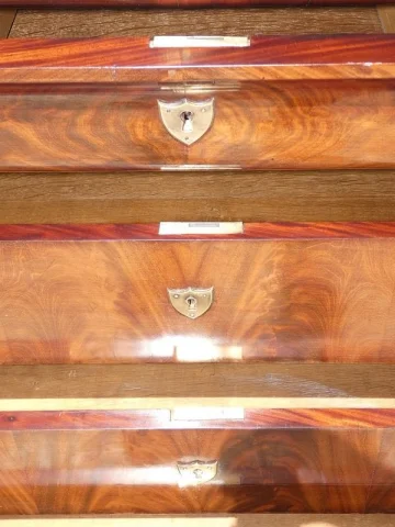 Louis-Philippe flame mahogany chest of drawers with ogee moulding, circa 1830 — Excellent condition