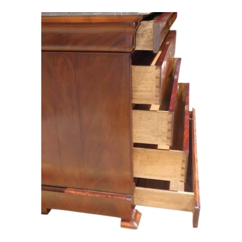 Louis-Philippe flame mahogany chest of drawers with ogee moulding, circa 1830 — Excellent condition
