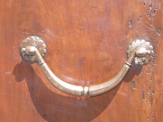 Mazarine-Kommode in Arbalète-Form, 17. Jahrhundert, Obstholz, Südwestfrankreich — Sehr guter Zustand