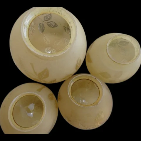 4 globes signed DEVEAU circa 1920 — Very good condition