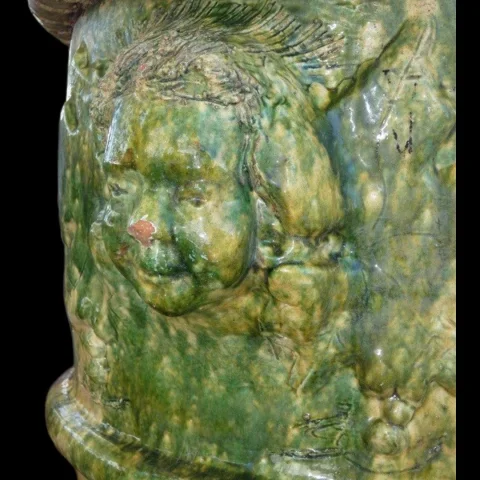 Großes Gartenvase (H. 80 cm) aus glasiertem Terrakotta mit vergoldetem Harzsockel, Gesamthöhe H. 126 cm — Ausgezeichneter Zustand