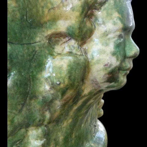 Großes Gartenvase (H. 80 cm) aus glasiertem Terrakotta mit vergoldetem Harzsockel, Gesamthöhe H. 126 cm — Ausgezeichneter Zustand