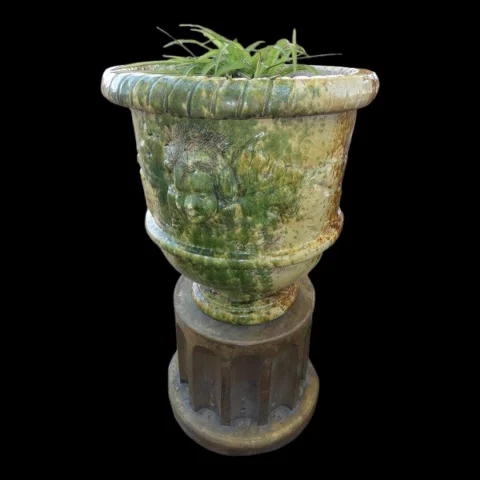 Großes Gartenvase (H. 80 cm) aus glasiertem Terrakotta mit vergoldetem Harzsockel, Gesamthöhe H. 126 cm — Ausgezeichneter Zustand