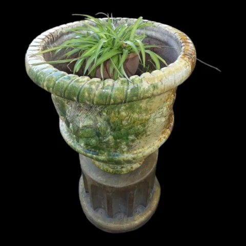 Großes Gartenvase (H. 80 cm) aus glasiertem Terrakotta mit vergoldetem Harzsockel, Gesamthöhe H. 126 cm — Ausgezeichneter Zustand