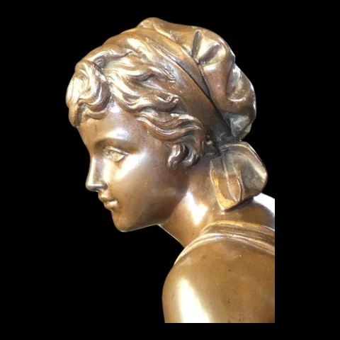 Antike Bronzestatue „Jeune Fille au Panier" E. Bouret – H. 50 cm – Frankreich, 19. Jahrhundert — Ausgezeichneter Zustand