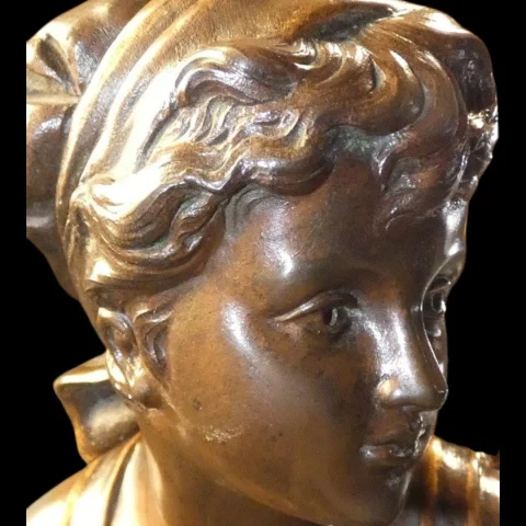 Antike Bronzestatue „Jeune Fille au Panier" E. Bouret – H. 50 cm – Frankreich, 19. Jahrhundert — Ausgezeichneter Zustand