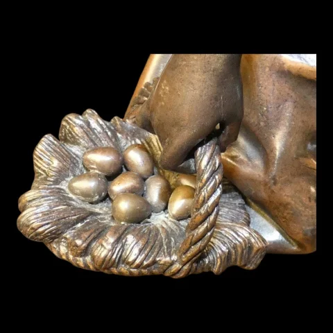 Antike Bronzestatue „Jeune Fille au Panier" E. Bouret – H. 50 cm – Frankreich, 19. Jahrhundert — Ausgezeichneter Zustand