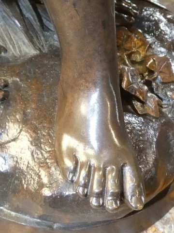 Antike Bronzestatue „Jeune Fille au Panier" E. Bouret – H. 50 cm – Frankreich, 19. Jahrhundert — Ausgezeichneter Zustand