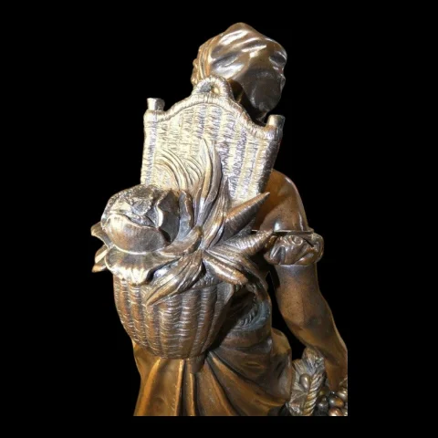 Antike Bronzestatue „Jeune Fille au Panier" E. Bouret – H. 50 cm – Frankreich, 19. Jahrhundert — Ausgezeichneter Zustand