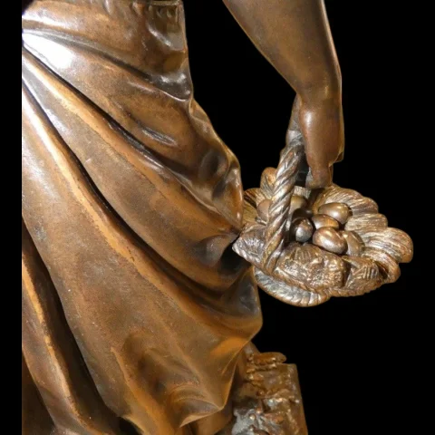 Antike Bronzestatue „Jeune Fille au Panier" E. Bouret – H. 50 cm – Frankreich, 19. Jahrhundert — Ausgezeichneter Zustand