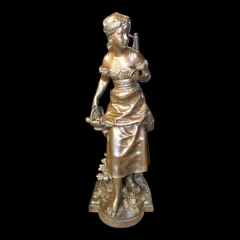 Antike Bronzestatue „Jeune Fille au Panier" E. Bouret – H. 50 cm – Frankreich, 19. Jahrhundert