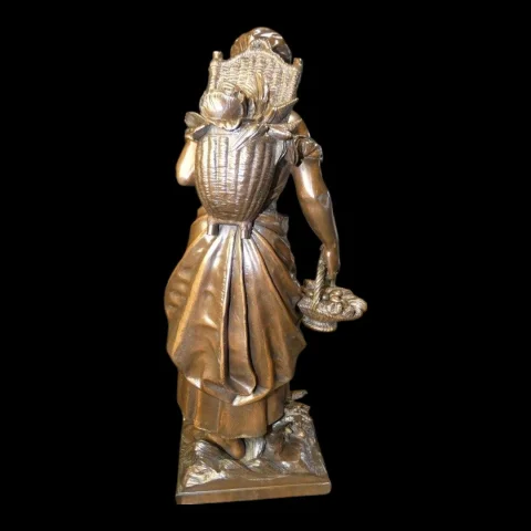 Antike Bronzestatue „Jeune Fille au Panier" E. Bouret – H. 50 cm – Frankreich, 19. Jahrhundert — Ausgezeichneter Zustand