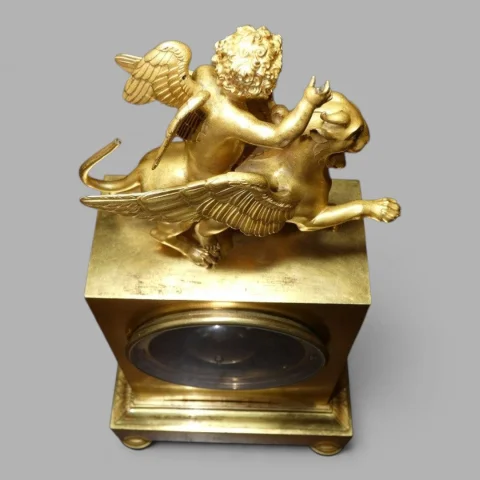 Pendule borne « L'Amour au Lion Ailé » – 1er Empire (c. 1805-1810) - J. CONTOUR — Goede staat