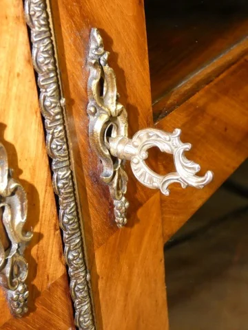Verglaste Bibliothek aus Veilchenholz und Sarrancolin-Marmor, Transition Louis XV/XVI, 18. Jahrhundert — Guter Zustand