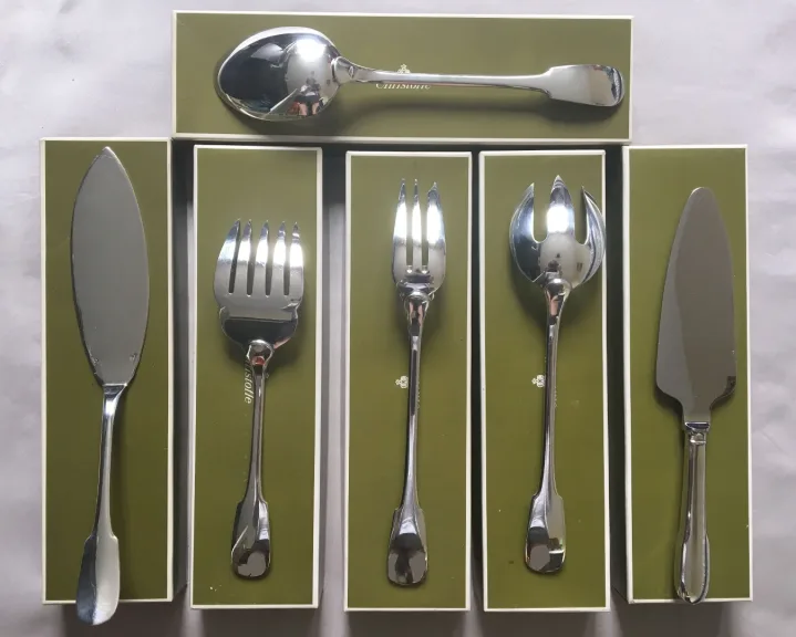 Ménagère Christofle modèle Cluny 58 pièces.