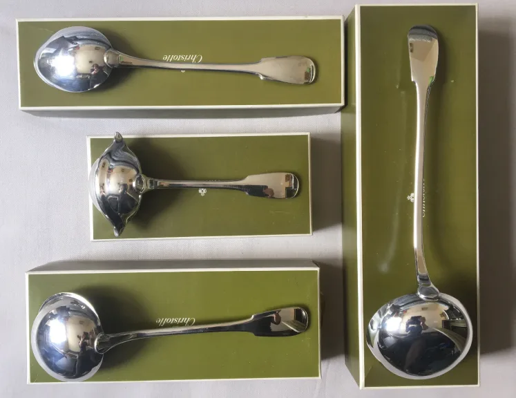 Ménagère Christofle modèle Cluny 58 pièces.