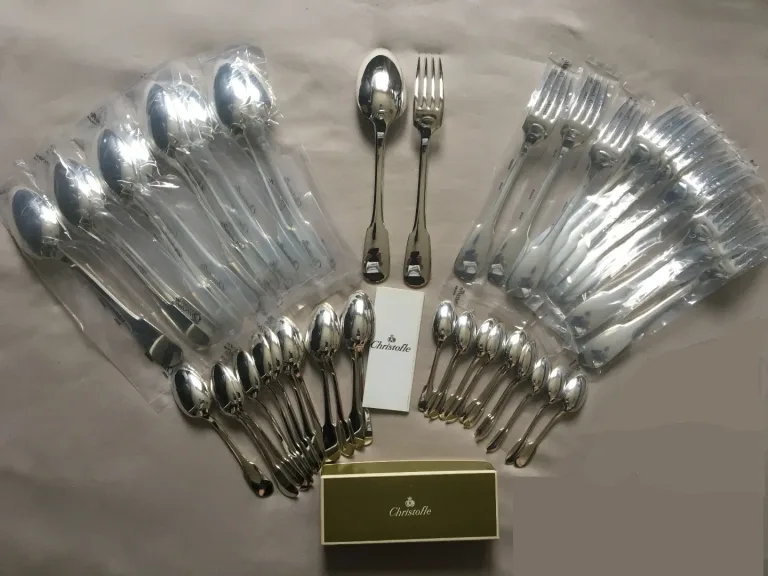 Ménagère Christofle modèle Cluny 58 pièces.