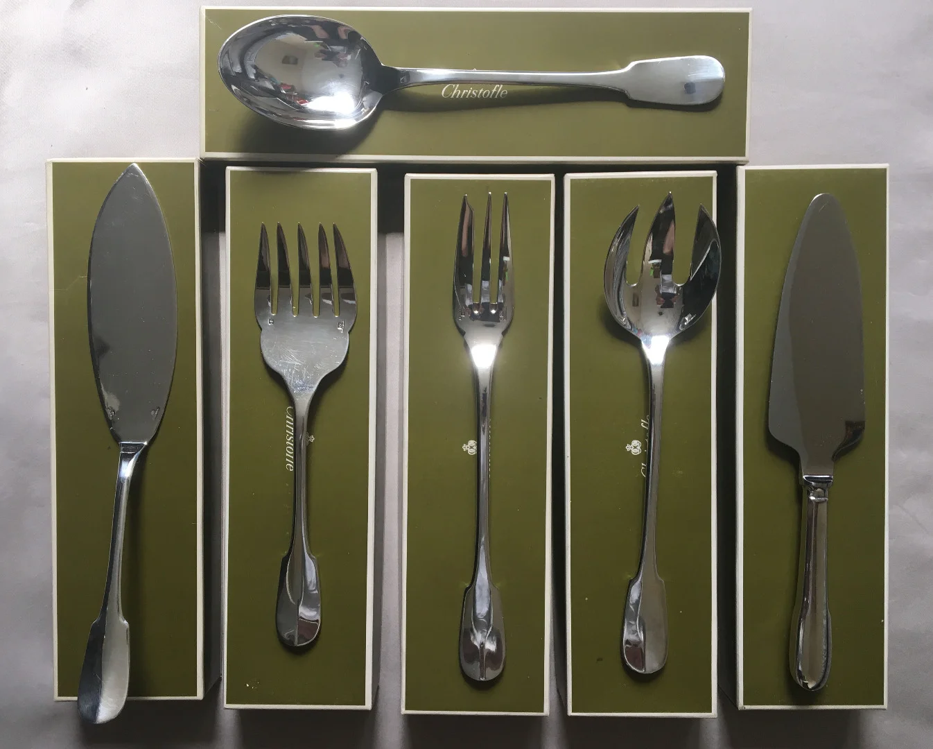 Ménagère Christofle modèle Cluny 58 pièces.