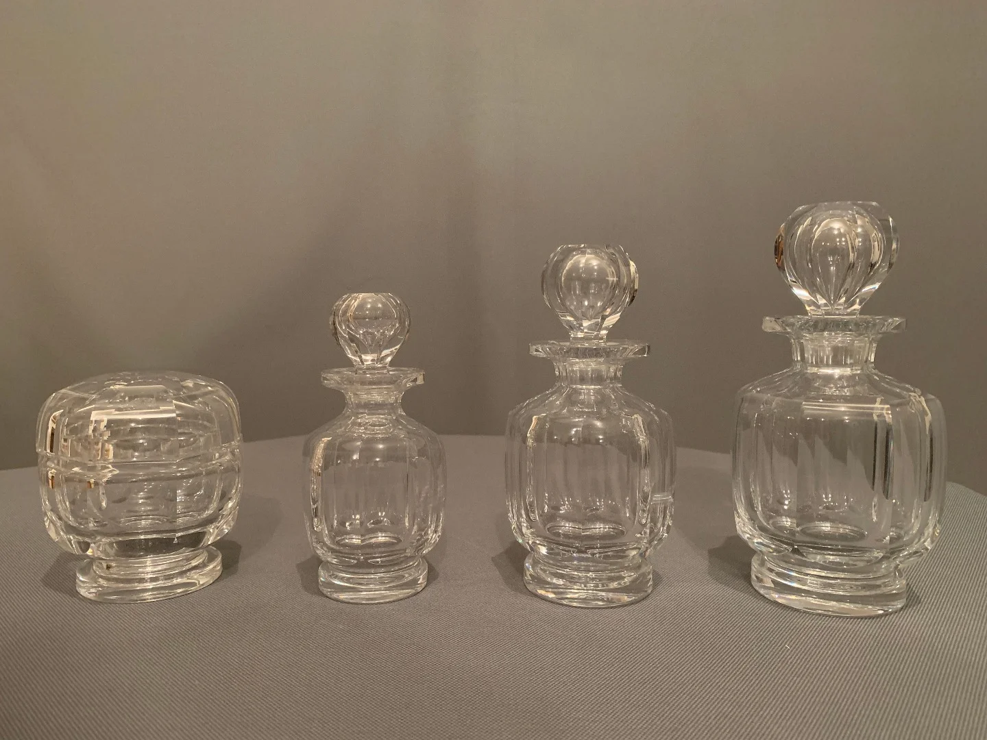Trois Flacons et un Poudrier en Baccarat
