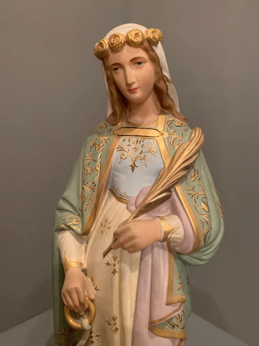 SANTO DE YESO con ESTANTE DE PARED