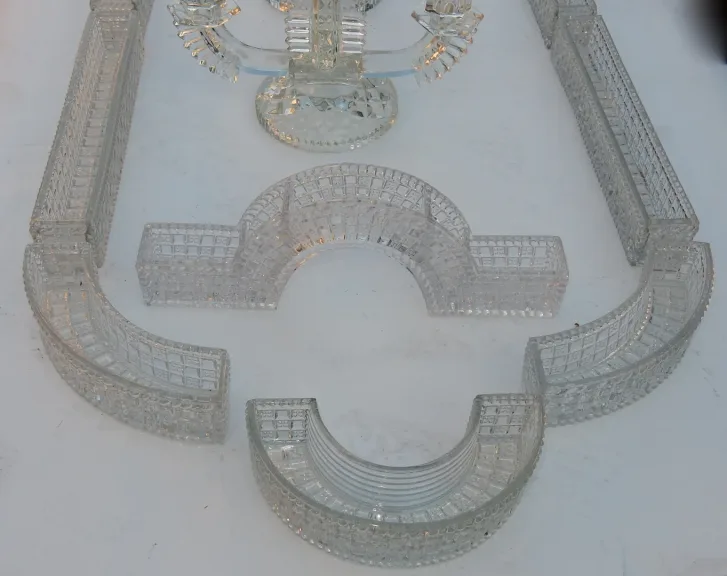 1900 ‘Centerpiece Table Runner in Molded Crystal from Baccarat Or St Louis 14 Pieces