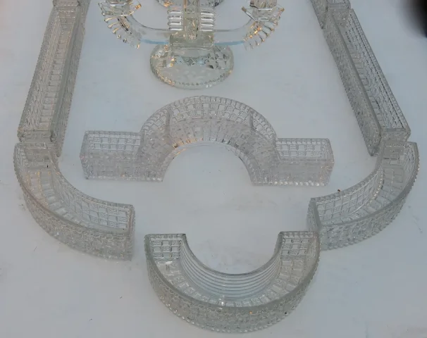1900′ Centre de Table Chemin de Table en Cristal Moulé de Baccarat Ou St Louis 14 Pièces